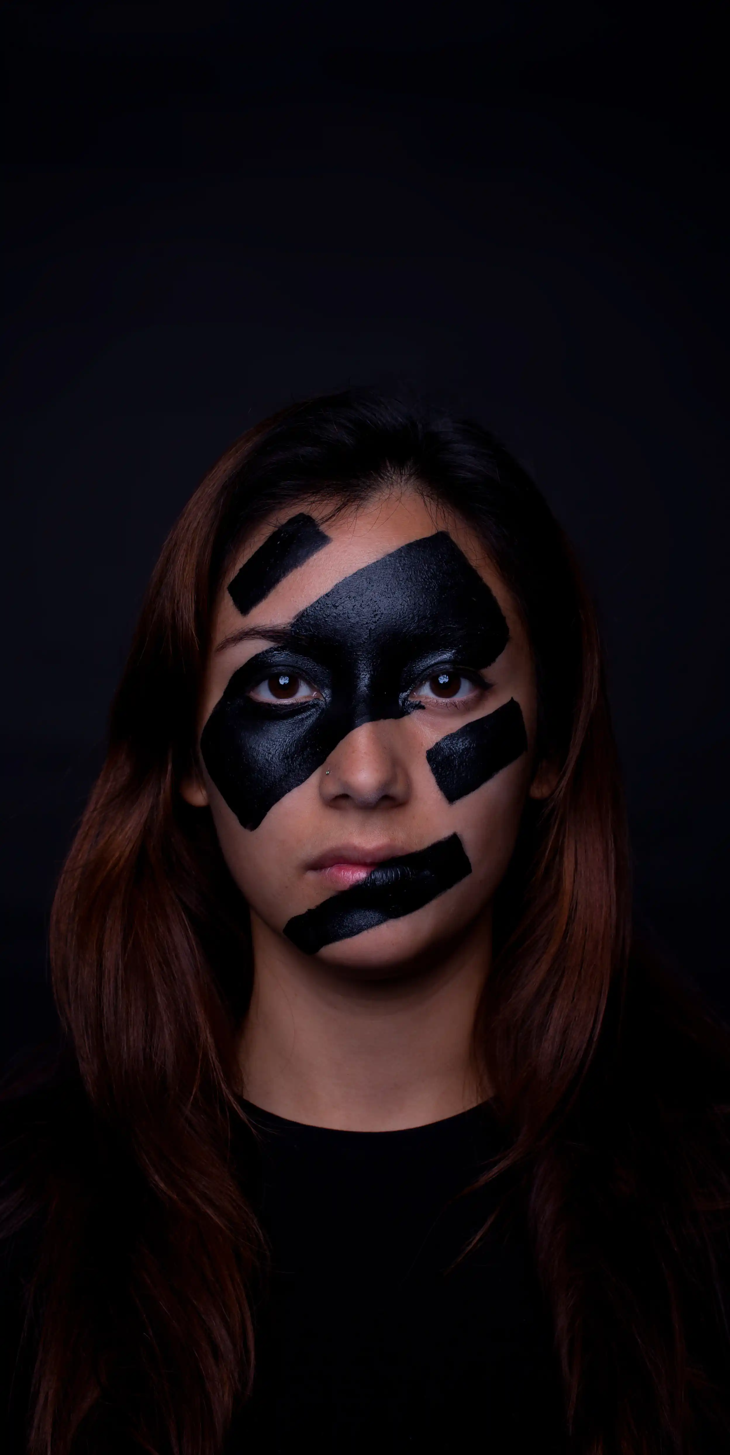 Ein Model mit gestreifter Gesichtsbemalung