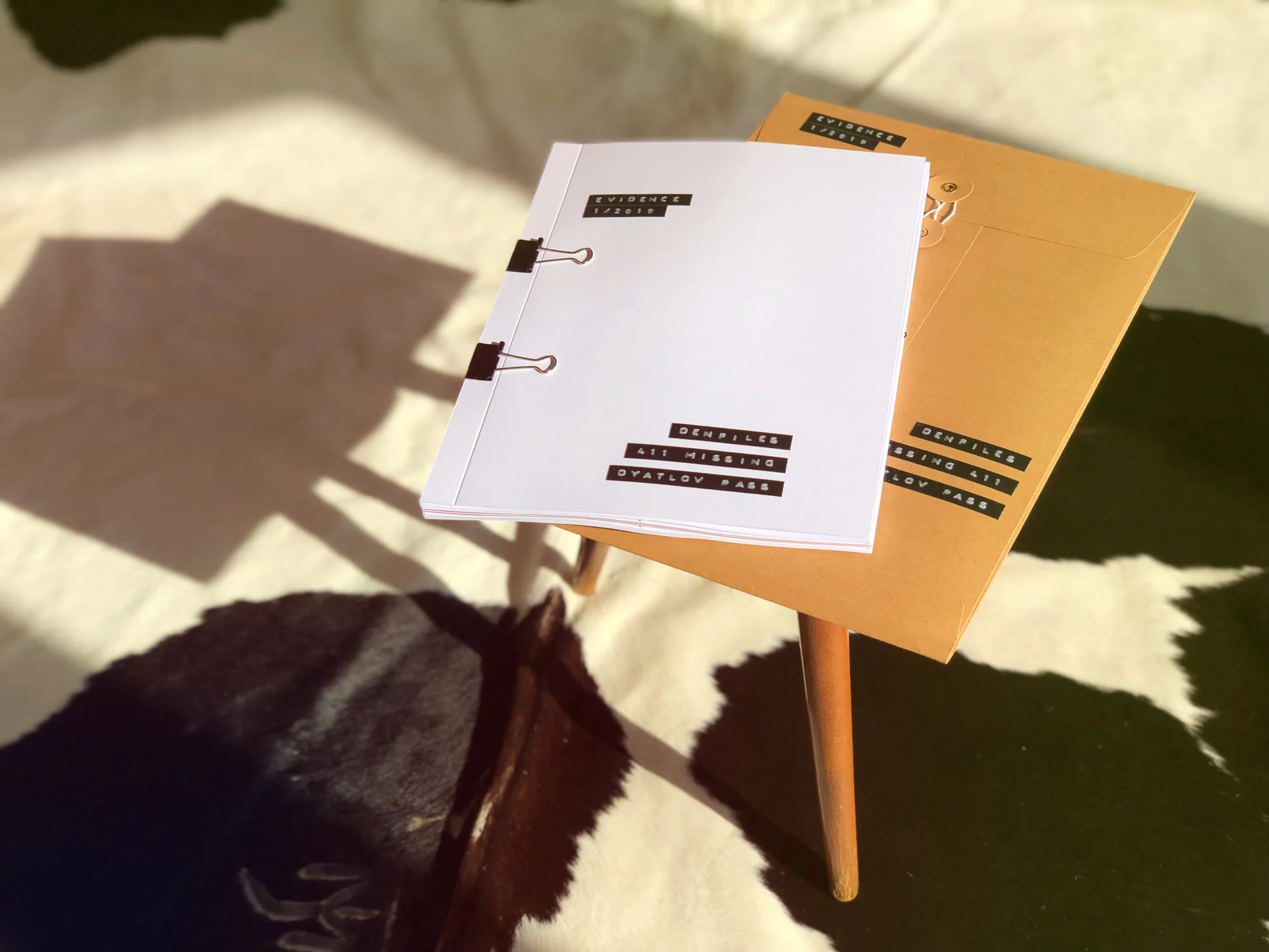 Das Magazin liegt auf seinem Umschlag. Es hat kein Titelbild.