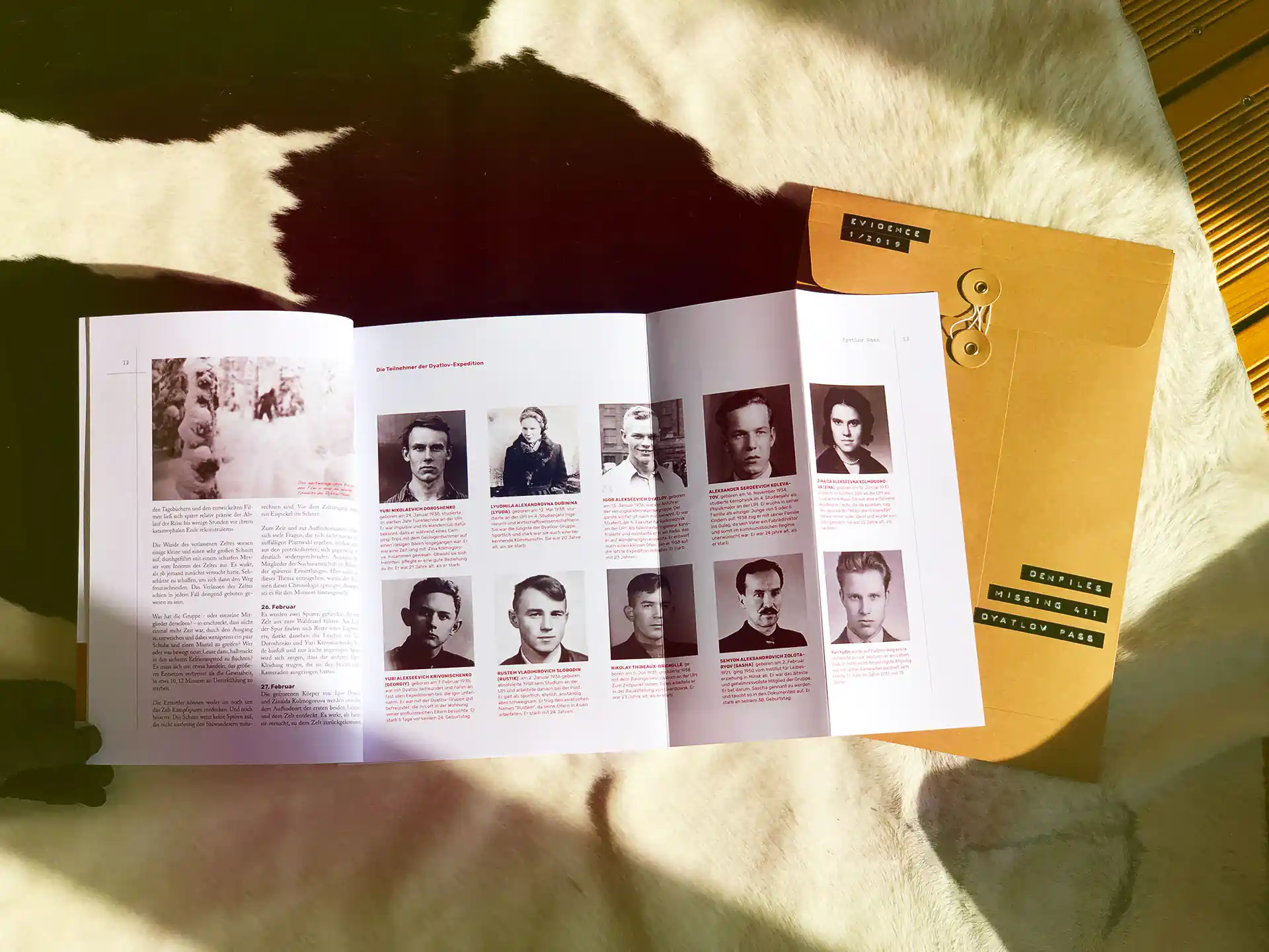 Eine ausgeklappte Doppelseite der Zeitschrift.