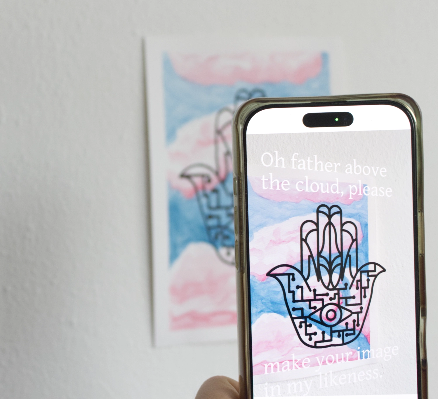 Blick auf ein Smartphone, welches die AR-Komponente von Conrad Dreyers Werk Our new god's creation has six ore more fingers zeigt